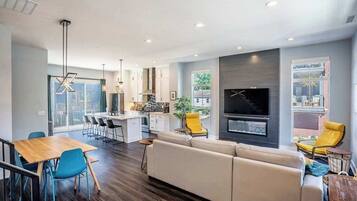 Télévision, cheminée, chaîne hi-fi, espaces bureaux