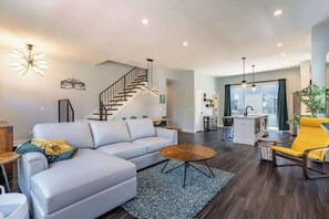 Télévision, cheminée, chaîne hi-fi, espaces bureaux