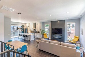 Télévision, cheminée, chaîne hi-fi, espaces bureaux