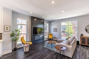 Tv, eldstad, en stereo och kontor