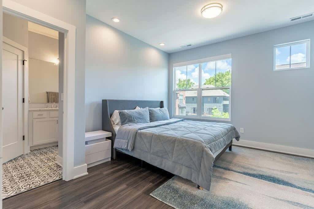 4 多间卧室、办公桌、熨斗/熨衣板、WiFi