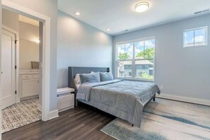 4 bedrooms, desk, iron/ironing board, WiFi