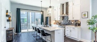 Lux Home 5 mins to Grand Park w Private Garage