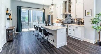 Lux Home 5 mins to Grand Park w Private Garage