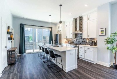 Lux Home 5 mins to Grand Park w Private Garage