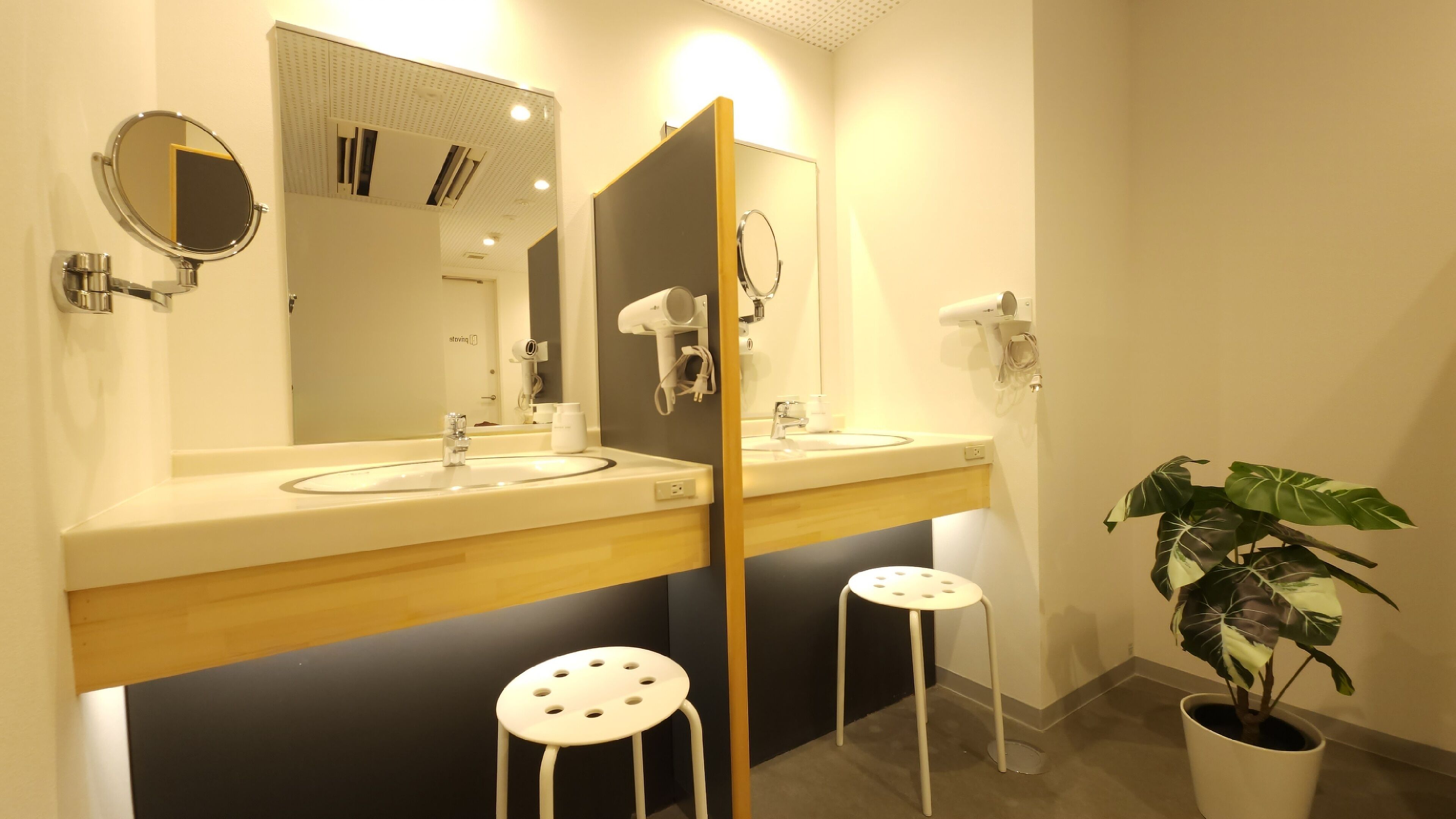 Shower, hydromassage showerhead, free toiletries, hair dryer