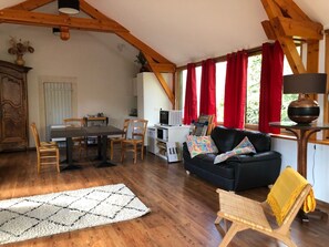 TV, table tennis - Apartment 'Le Kiosque De Compostelle' with Shared Pool, Private Garden and Wi-Fi (ESPALY SAINT MARCEL)