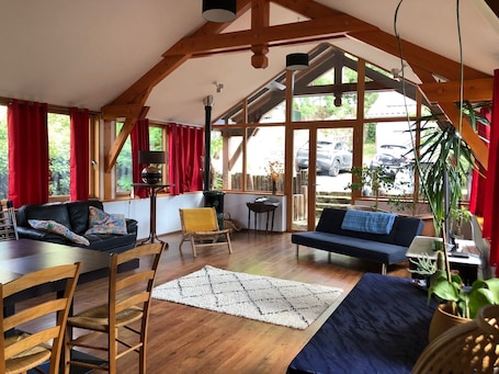 TV, ping pong. Apartment 'Le Kiosque De Compostelle' with Shared Pool, Private Garden and Wi-Fi