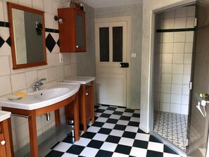 Bathtub, hair dryer, towels