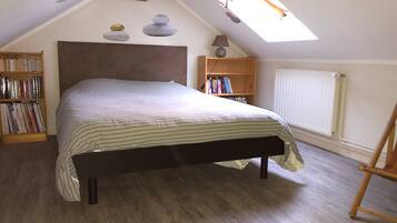 3 slaapkamers, een strijkplank/strijkijzer, gratis wifi, beddengoed