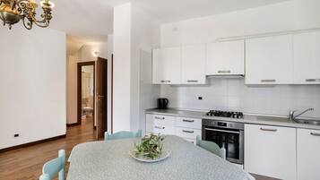 Frigorífico, horno, placa de cocina y cafetera o tetera