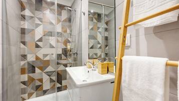 Ducha, secador de pelo, toallas