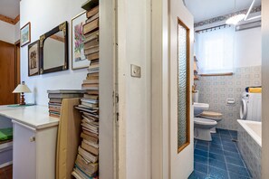 Bathtub, hair dryer, towels - Apartment "Casa Nel Borgo Iris" with Mountain View and Shared Garden (Breguzzo)