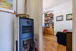 Interior - Apartment "Casa Nel Borgo Iris" with Mountain View and Shared Garden (Breguzzo)
