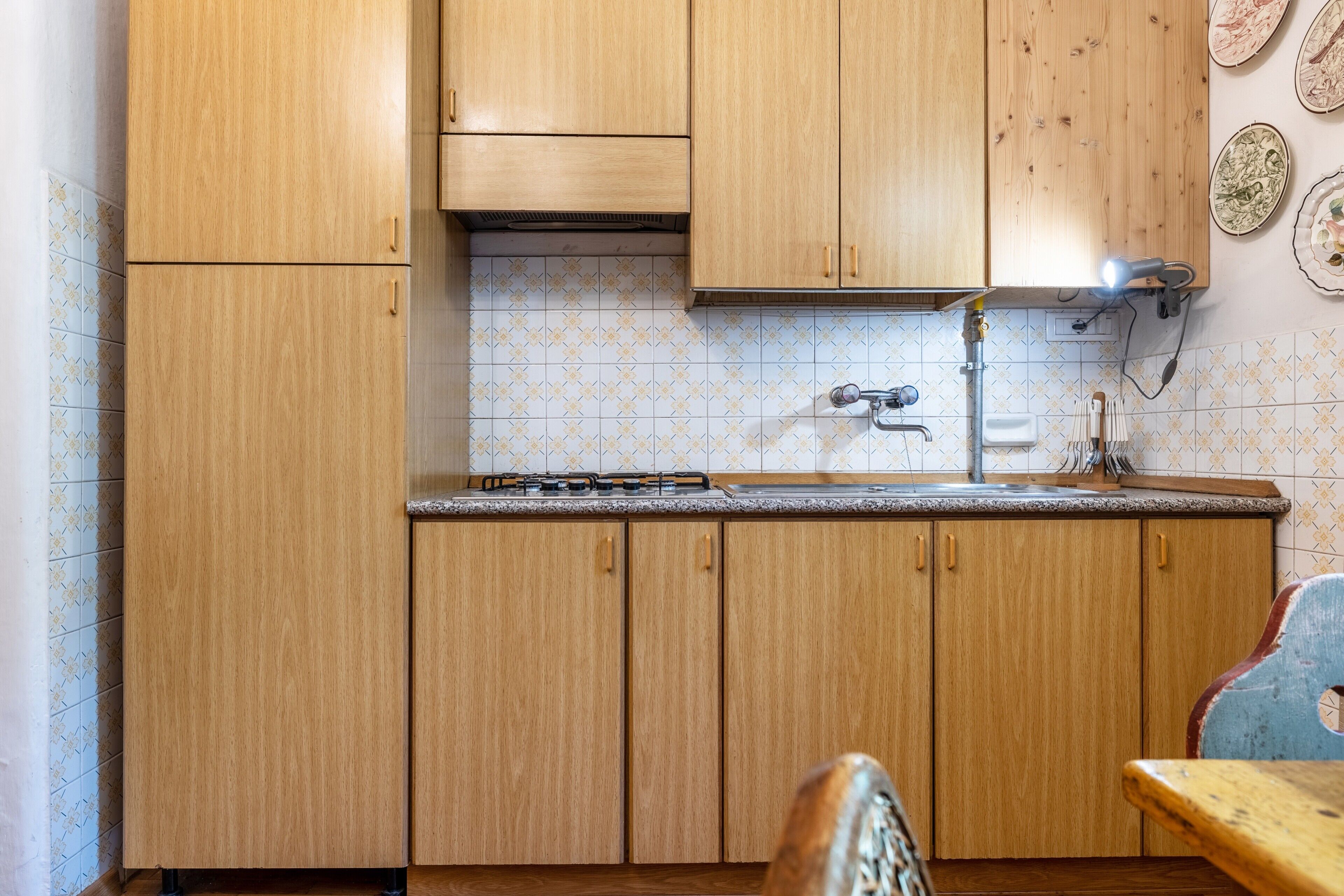 Frigorífico, microondas, placa de cocina y utensilios de cocina