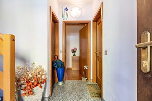 Interior - Apartment "Casa Nel Borgo Iris" with Mountain View and Shared Garden (Breguzzo)