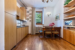 Dining - Apartment "Casa Nel Borgo Iris" with Mountain View and Shared Garden (Breguzzo)