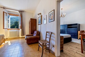 Interior - Apartment "Casa Nel Borgo Iris" with Mountain View and Shared Garden (Breguzzo)