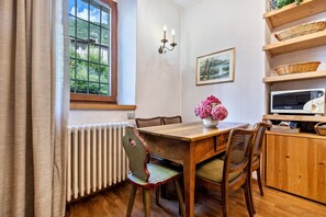 Dining - Apartment "Casa Nel Borgo Iris" with Mountain View and Shared Garden (Breguzzo)