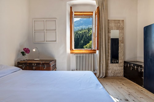 Appartamento "Casa Nel Borgo Iris" con vista sulle montagne e giardino in comune
