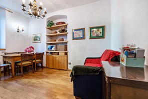 Interior - Apartment "Casa Nel Borgo Iris" with Mountain View and Shared Garden (Breguzzo)