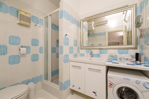 Douche, sèche-cheveux, serviettes fournies