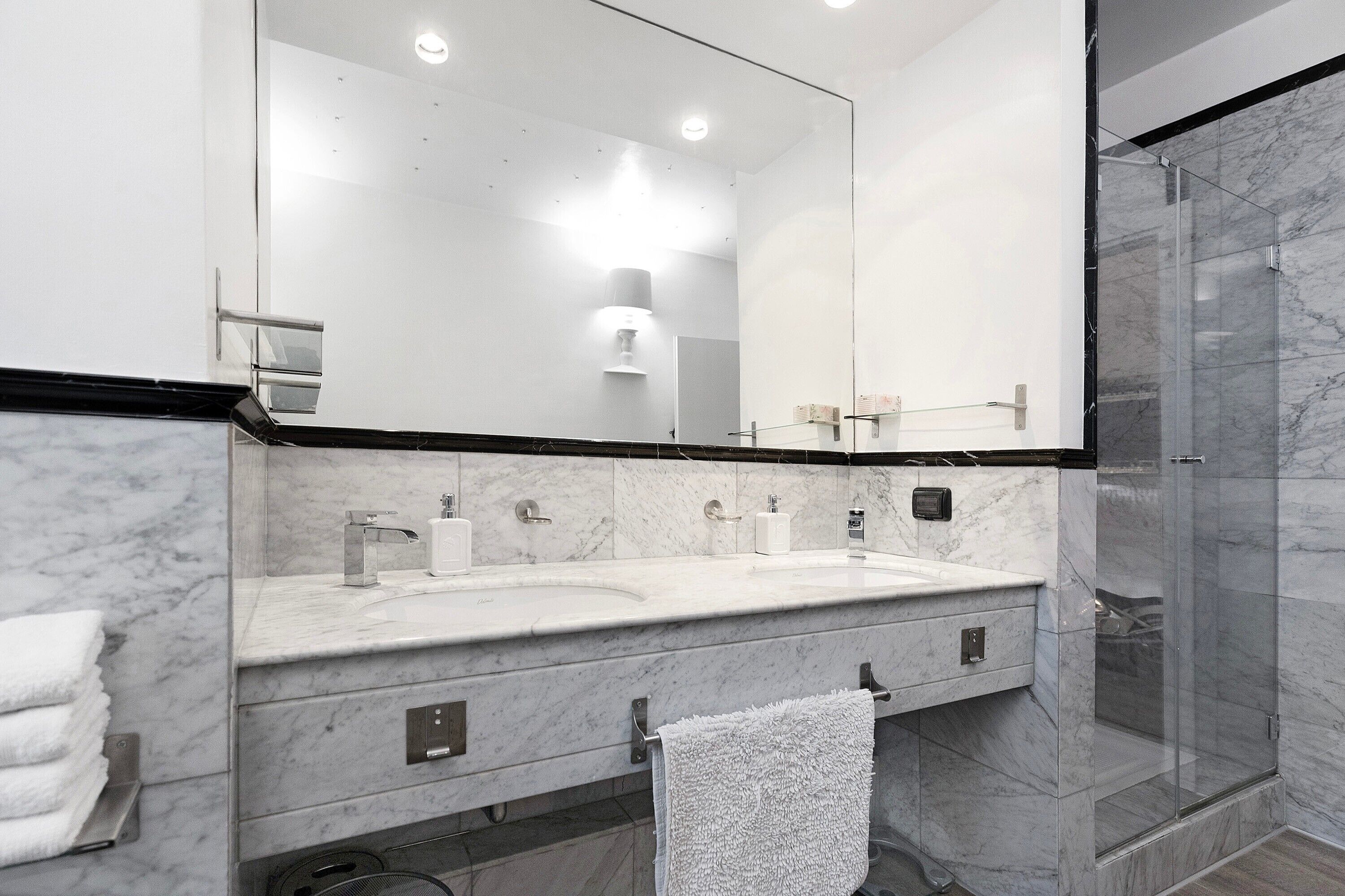 Dusch, hårtork och handdukar