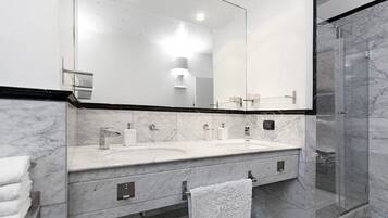 Dusch, hårtork och handdukar