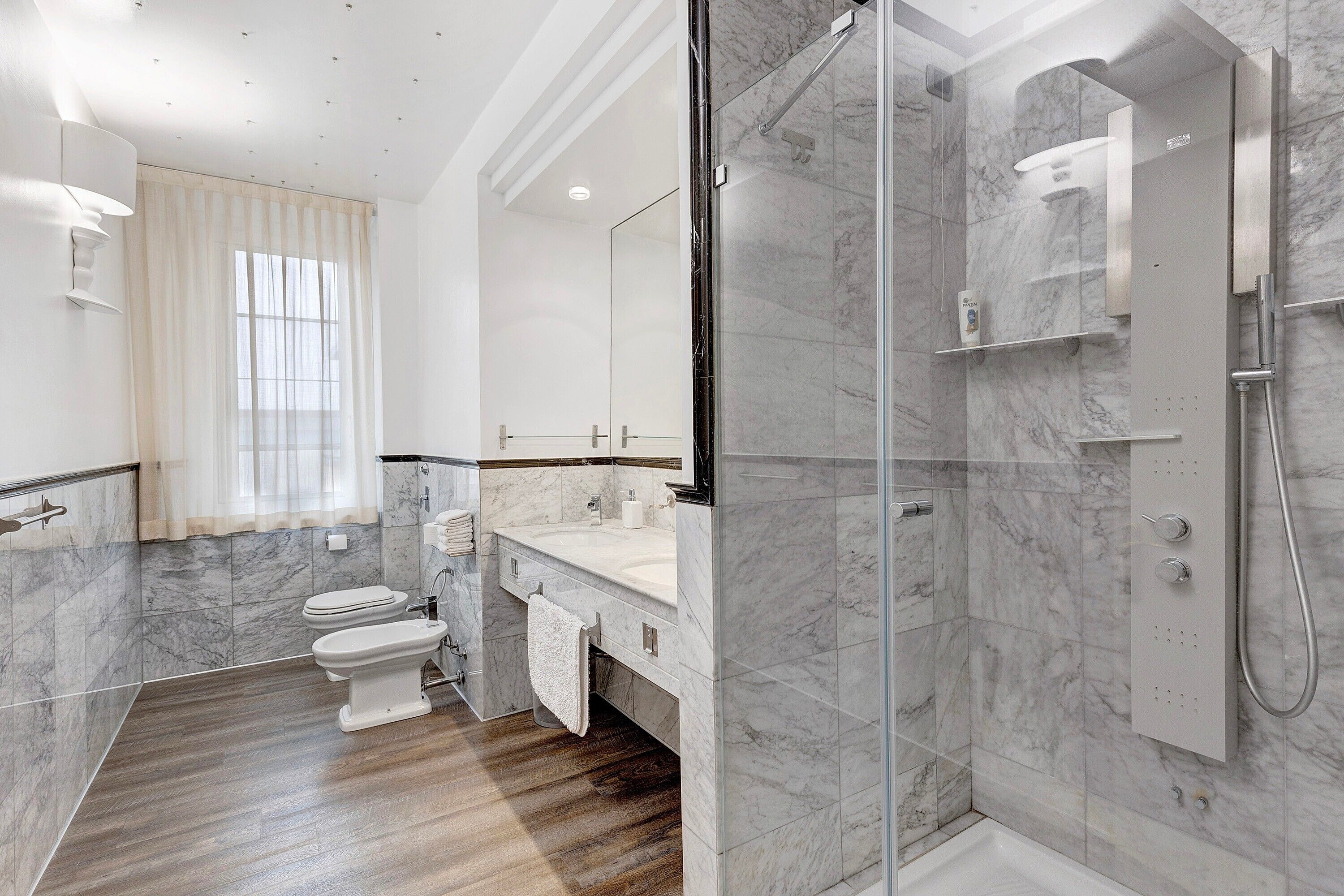 Regadera, secadora de cabello, toallas 