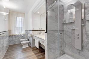Een douche, een haardroger, handdoeken