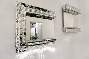 Ein wandmontierter Spiegel mit Mosaikfliesen-Design.