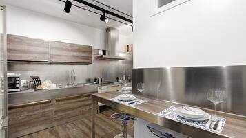 Kylskåp, mikrovågsugn, ugn och spishäll