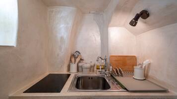 Coffee/tea maker, fridge, microwave, stovetop