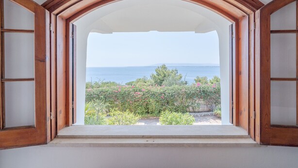 An open wooden-framed window with a view of the sea and greenery. - Apartment "Kind of Blue" with Sea View, Wi-Fi and Air Conditioning (Siracusa)