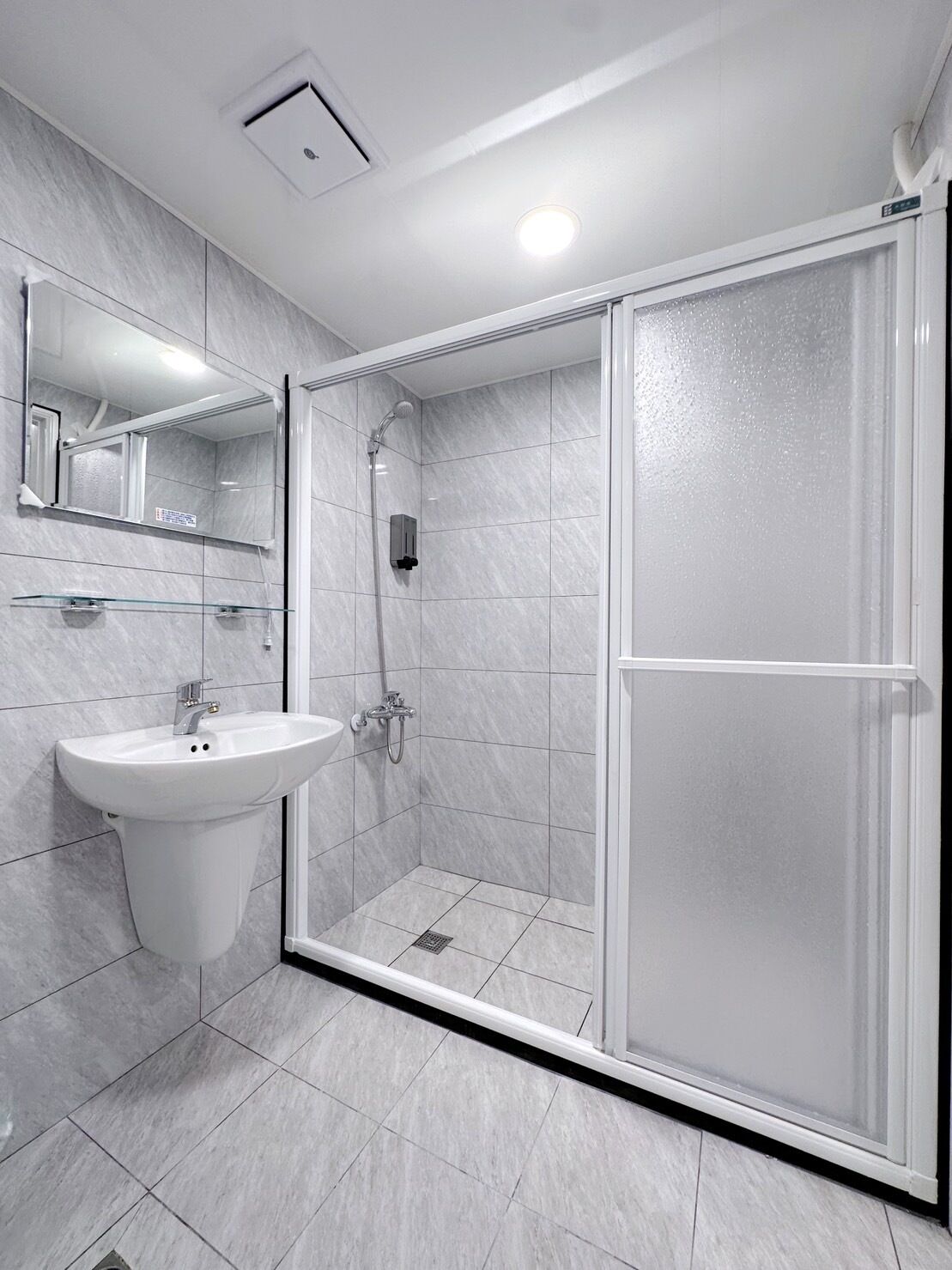 Basic Room | Bathroom | Shower, hair dryer, towels