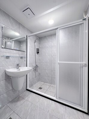 Habitación básica | Baño | Ducha, secador de pelo y toallas