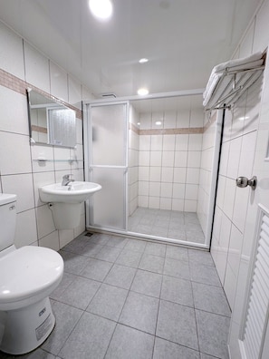 Executive-Zimmer | Badezimmer | Dusche, Haartrockner, Handtücher
