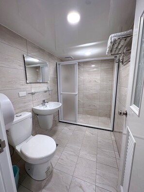 Habitación Elite | Baño | Ducha, secador de pelo y toallas