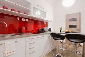 Réfrigérateur, micro-ondes, grille-pain