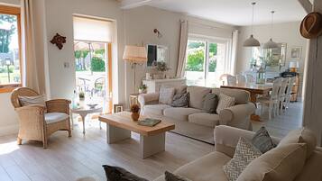 TV connectée, cheminée, lecteur de DVD, table de tennis de table