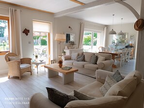 Smart TV, fireplace, DVD player, table tennis