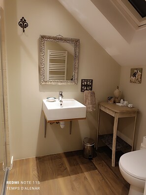 Een douche, een haardroger, handdoeken, zeep