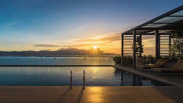 Una piscina techada, una piscina al aire libre