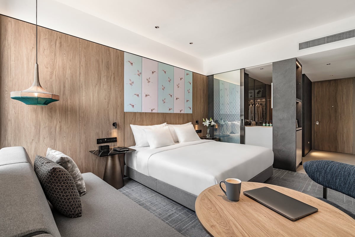 1 dormitorio, ropa de cama hipoalergénica, edredones de plumas y minibar