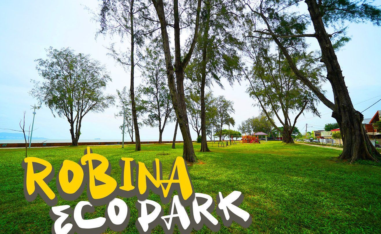 Un parque con árboles y césped, identificado como 'Robina Eco Park'.