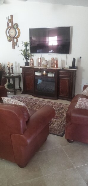 Een smart-tv, een open haard, videogames en boeken