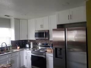 Fridge, microwave, oven, stovetop - Beautiful clean and cozy home in Sunshine State Florida (Brandon)