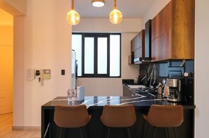 Kjøleskap, mikrobølgeovn, ovn og kokeplater