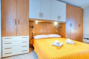 1 soverom og strykejern/-brett