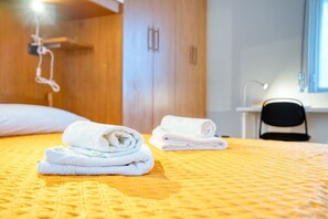 1 chambre, fer et planche à repasser
